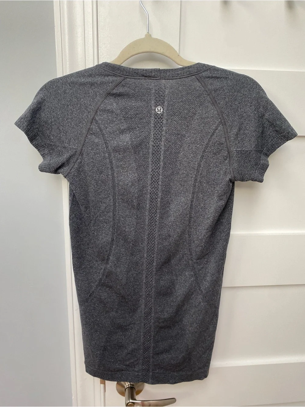 Lululemon swifty tech gray shirt sleeve top size 6 - Picture 3 of 5